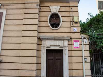 ...la cui simmetria � per� �spezzata� da un piccolo corpo di fabbrica leggermente rientrante rispetto al resto. Qui � presente anche un accesso secondario chiuso in una cornice decorata, sovrastata da un�apertura ovale con inferriata a volute...